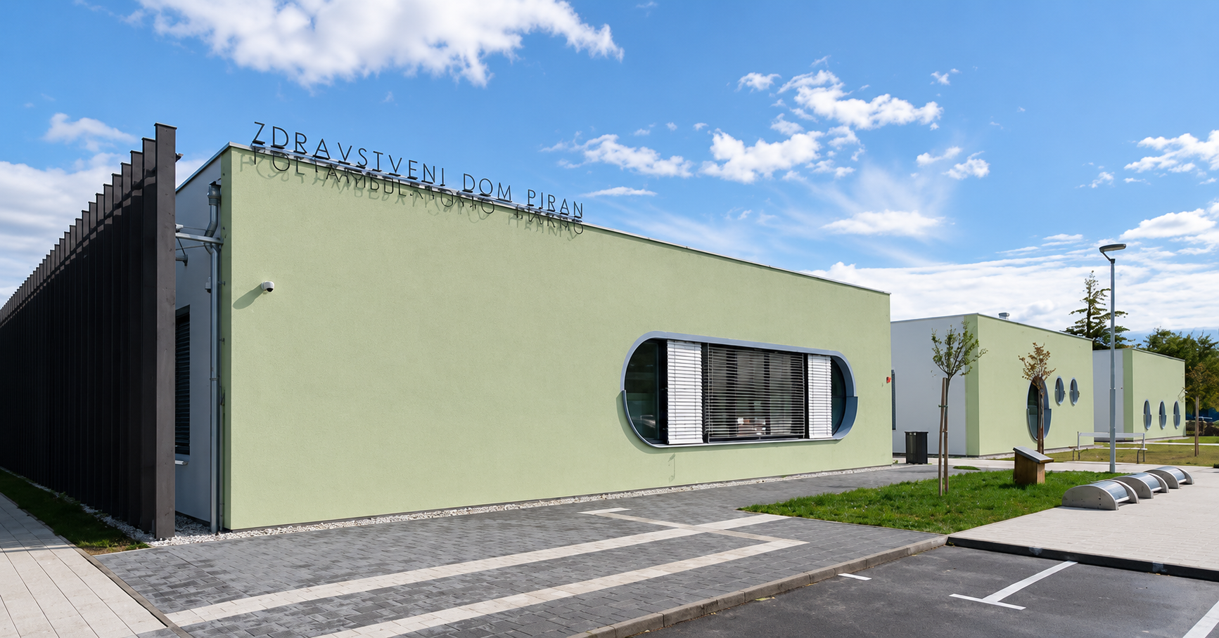 Zračni posnetek stavbe Zdravstvenega doma Piran v Luciji